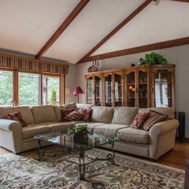 17 Family Room (vaulted ceiling)
